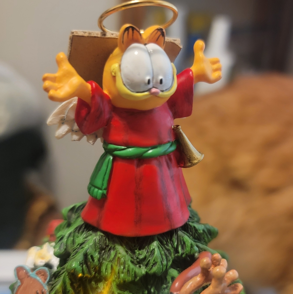 GARFIELD AND FRIENDS Holiday Tree with Lights and Figurines